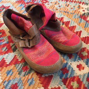 Sorel Red/Yellow Moccasins Size 9